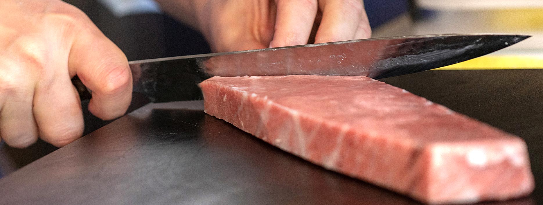 Chef cocinando con atún rojo Fuentes