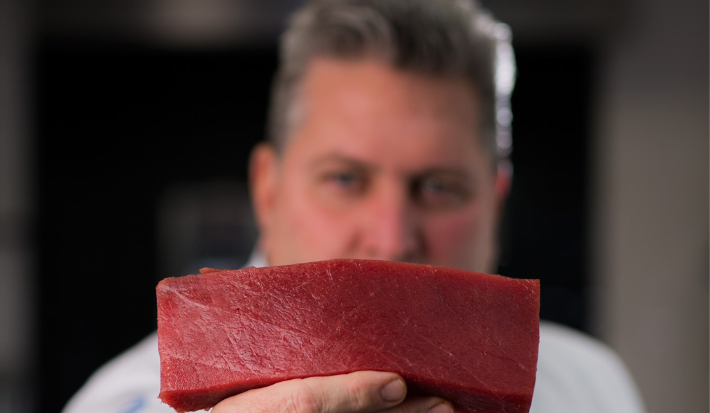 Chef de restaurante Arahy con atún rojo Fuentes